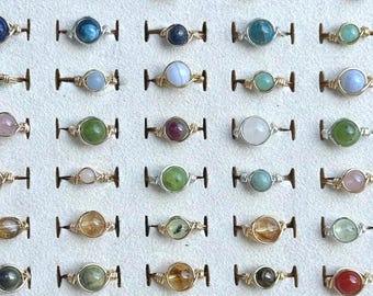 Anelli di cristallo minimalisti avvolti in filo metallico: pietre preziose vere, realizzate a mano con cura