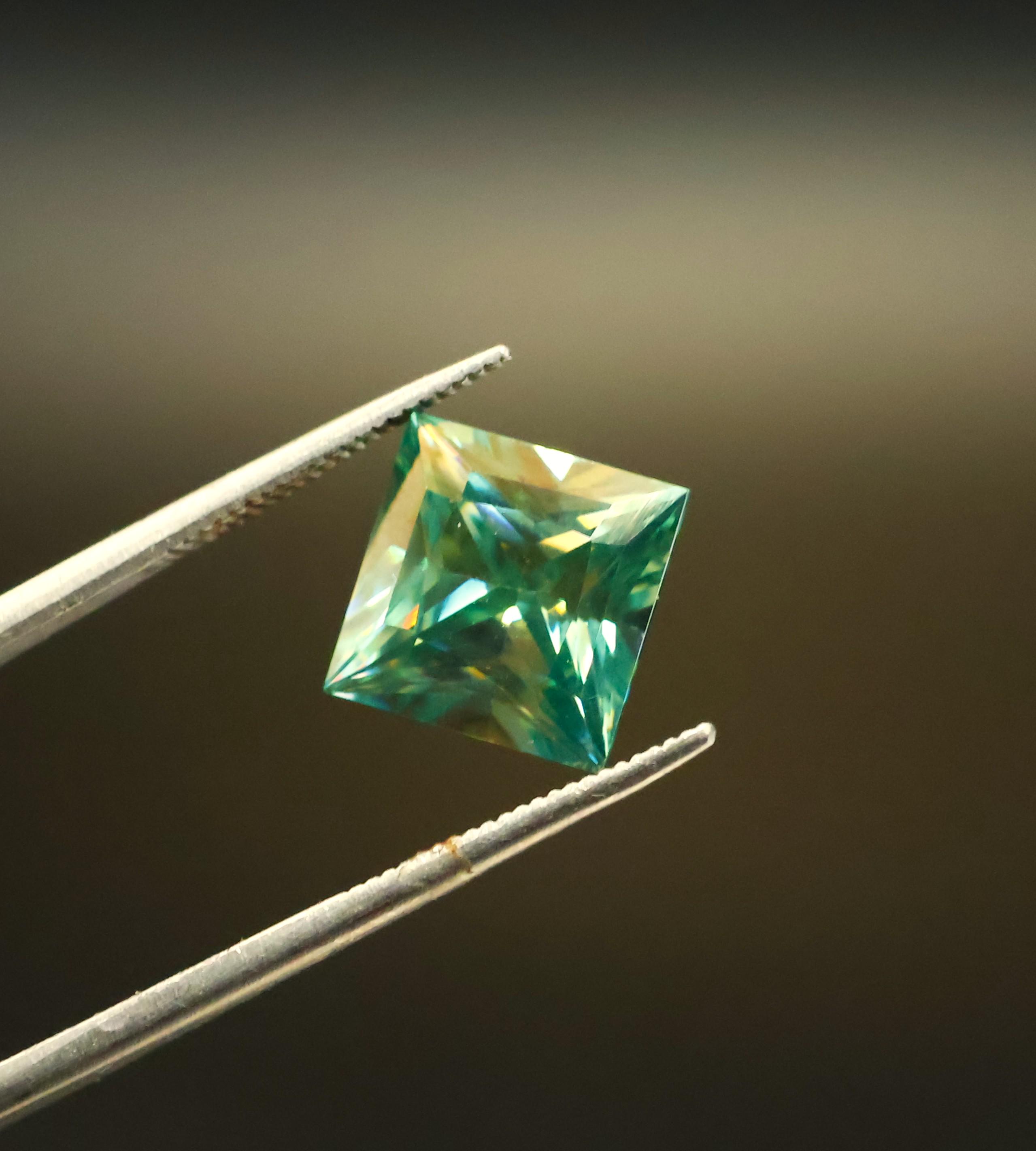 ラディアントカット モアッサナイト 4.30カラット | 9.5x9.5 mm モ