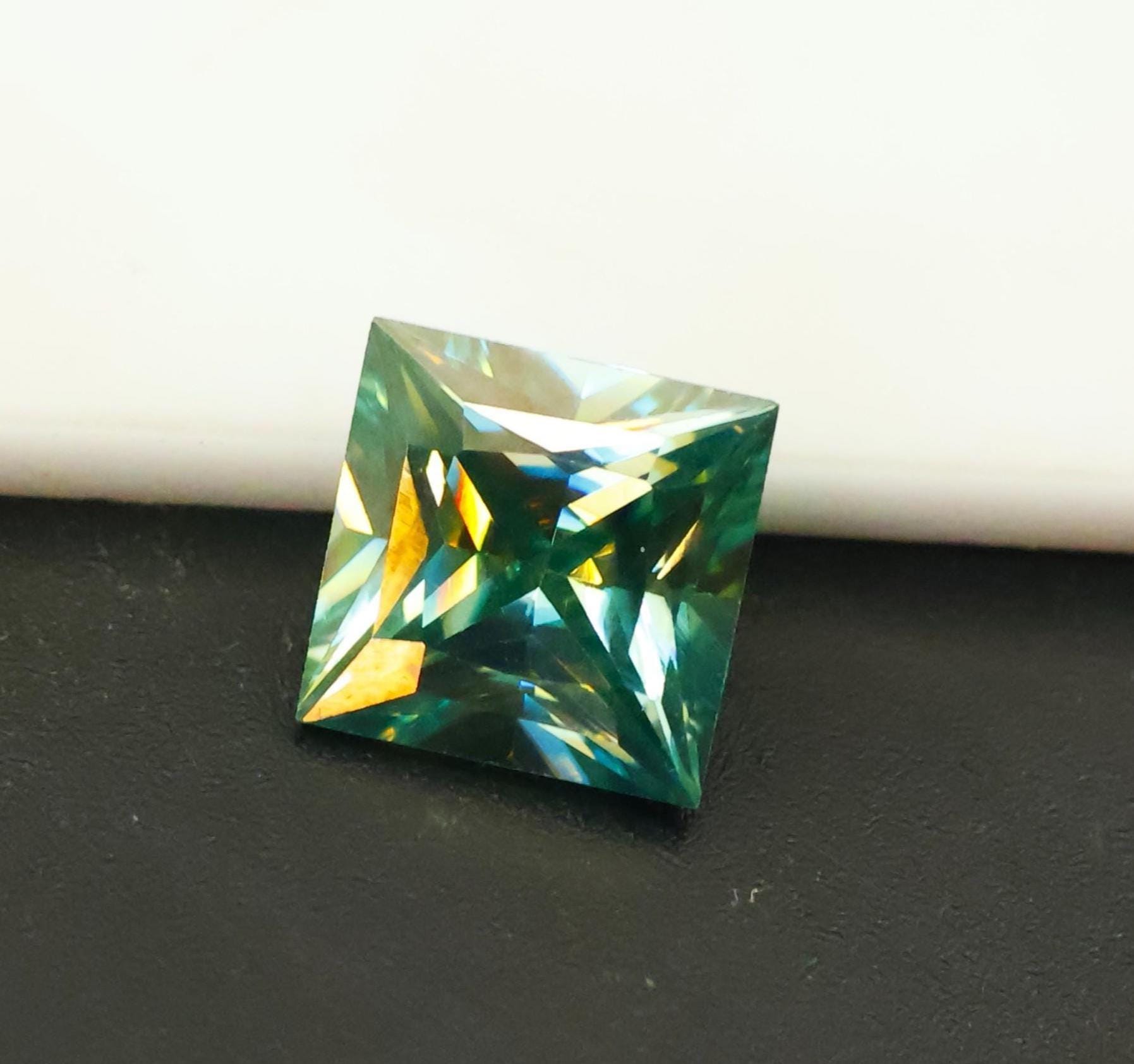 ラディアントカット モアッサナイト 4.30カラット | 9.5x9.5 mm モ