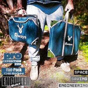 Op de afbeelding: Een persoon houdt twee blauwgroene, plat verpakte campingstoelen vast met het "fiways"-logo en een hertenembleem. De stoelen hebben witte randen en zijn voorzien van de labels "pro expedition duo", "flat-pack design" en "engineer built".
