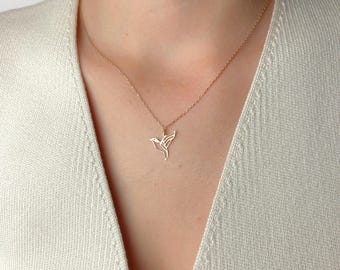 Colar com pingente de beija-flor, pingente minimalista de pássaro em ouro, joia delicada inspirada na natureza, presente ideal para ela, presente de aniversário, colar com símbolo do espírito animal.