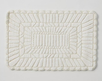 Tappeto in lana trapuntato a motivi geometrici color avorio, tappeto moderno color crema, tappeto minimalista con trama, tappeto di lusso per soggiorno, camera da letto e arredamento contemporaneo.