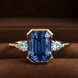 Anillo de tres piedras con zafiro azul de talla esmeralda y aguamarina de talla pera. Regalo de aniversario de pasado, presente y futuro. Anillo de promesa con piedra preciosa azul para ella.