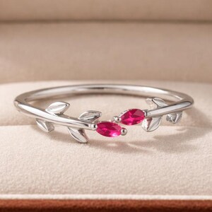 Pierścionek z rubinem „Toi Et Moi”, obrączka z pół liścia, prezent na rocznicę z różowym kamieniem szlachetnym, inspirowany naturą pierścionek ze srebra próby 925, minimalistyczny pierścionek z rubinem do łączenia w zestawy