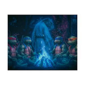 Può includere: Una rappresentazione artistica delle Tartarughe Ninja che meditano attorno a un falò blu con una figura spettrale in un ambiente forestale. Le tartarughe indossano le loro maschere colorate distintive.