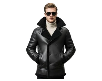 Puede incluir: Chaqueta de cuero negra con diseño de doble botonadura. La chaqueta presenta un cuello ancho con forro de borreguillo negro, dos bolsillos delanteros y cierre de botones. El modelo lleva gafas de sol y un cuello alto.