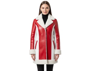 Può includere: Un cappotto rosso, bianco e crema con fodera in montone. Il cappotto presenta un pannello centrale rosso, pannelli laterali bianchi e finiture in montone color crema su colletto, polsini e orlo. Chiusura con bottoni e due tasche anteriori.
