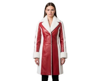 Può includere: Un lungo cappotto in pelle rosso e bianco con colletto e polsini in montone bianco. Il cappotto ha un pannello rosso verticale al centro e strisce bianche sulle maniche. La donna indossa pantaloni neri.