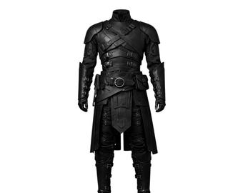 Può includere: Un completo set di armature in pelle nera con intricate cinghie, fibbie e pannelli a strati. L'ensemble include una giacca a collo alto, protezioni per le spalle, protezioni per le braccia, una cintura con tasche e pantaloni e stivali abbinati.