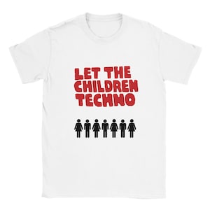 Könnte beinhalten: Weißes T-Shirt mit dem roten Text "LET THE CHILDREN TECHNO" über einer Reihe von sieben schwarzen Strichmännchen. Das T-Shirt hat einen Rundhalsausschnitt.