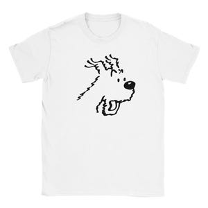 Könnte beinhalten: Weißes T-Shirt mit einer schwarzen Strichzeichnung eines Hundekopfes im Profil. Der Hund hat ein flauschiges Aussehen mit sichtbarem Auge, Nase und offenem Maul. Das Design ist mittig auf dem Shirt platziert.