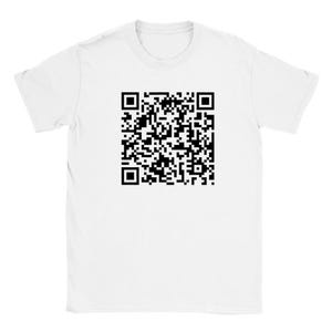 Puede incluir: Camiseta blanca con un gran código QR en blanco y negro impreso en la parte delantera. La camiseta tiene cuello redondo y mangas cortas. El código QR es un patrón cuadrado de cuadrados blancos y negros.