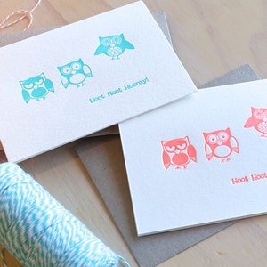 Linda tarjeta de cumpleaños impresa con tipografía de búho Hoot Hoot Hooray: divertida y peculiar tarjeta con animales. Tarjeta para niños, tarjeta para cualquier ocasión. Compra 10 y obtén un 50 % de descuento.