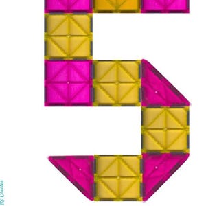 Puede incluir: Un número cinco colorido hecho de formas geométricas rosas y amarillas. El número está formado por cuadrados y triángulos, con la palabra "Five" escrita debajo en una fuente punteada.