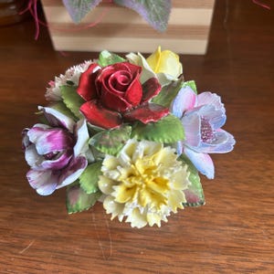 Statuetta in porcellana Bone China Royal Doulton con bouquet di fiori – Composizione floreale artigianale, arredamento vintage per la casa, regalo da collezione dall&#39;Inghilterra