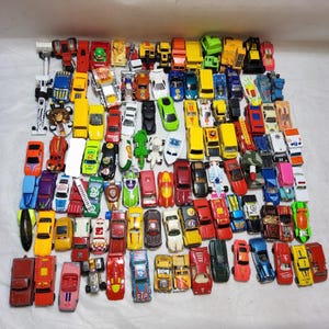 Lotto di 105 macchinine giocattolo vintage Hot Wheels e di altre marche, varie da corsa