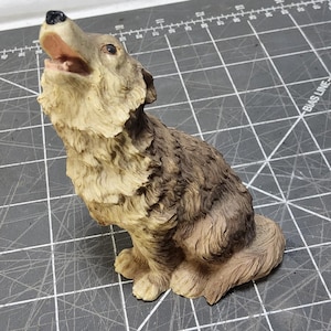 Vintage howling sitting wolf figurine 5x3x2 resin tan display mid century dog