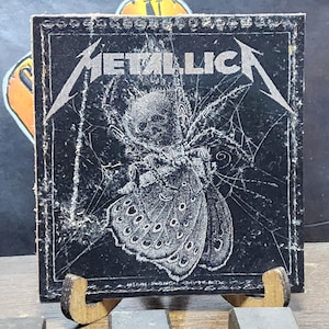 Puede incluir: Un letrero de madera rústica con el texto "Welcome to our home" en letras blancas. El letrero presenta un acabado envejecido y un diseño simple y acogedor, perfecto para un porche o entrada.