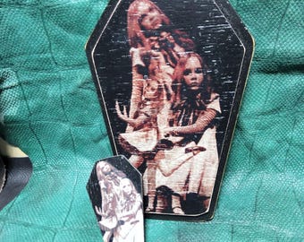 M3gan baile montaje tapa de ataúd arte láser grabado láser corte horror megan imán