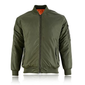 Pode incluir: Casaco bomber verde-oliva com zíper completo, dois bolsos frontais e gola e punhos canelados. O casaco tem um forro laranja contrastante e um pequeno bolso na manga esquerda. Uma peça de roupa exterior clássica e versátil.