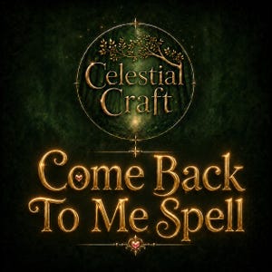 Könnte beinhalten: Ein dunkelgrüner Hintergrund mit einem kreisförmigen Emblem, das einen Baumzweig und den goldenen Schriftzug Celestial Craft zeigt. Darunter steht in goldener Schrift Come Back To Me Spell, wobei kleine Herzsymbole in das Design integriert sind.
