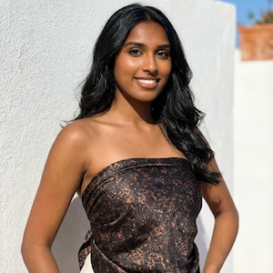 Sciarpa in raso con stampa leopardata nera e rame, quadrata 50x50 / 90x90 cm