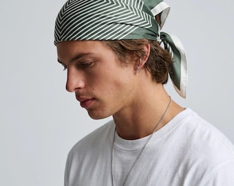 Pañuelo Cuadrado Verde Oliva Minimalista | Bandana Geométrica con Acabado Satinado para Llevar en la Cabeza