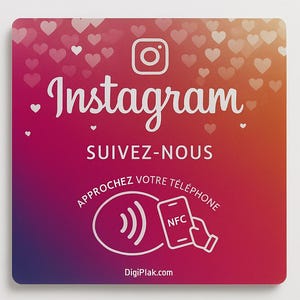 Peut inclure: Autocollant carré avec un fond dégradé de violet, rouge et orange, avec le logo Instagram et le mot "Instagram" en écriture blanche. L'autocollant comprend également le texte "SUIVEZ-NOUS" et un graphique indiquant la technologie NFC.