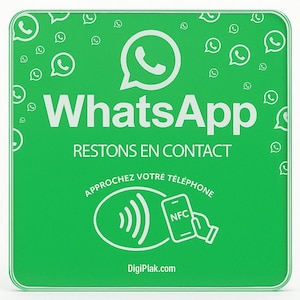 Peut inclure: Un panneau carré vert avec le logo WhatsApp et le mot "WhatsApp" en blanc. Le panneau comprend également le texte "RESTONS EN CONTACT", un symbole NFC et le site Web DigiPlak.com. Le fond est orné d'icônes WhatsApp.