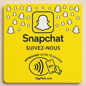 Op de afbeelding: Een vierkante, gele Snapchat NFC-sticker met afgeronde hoeken. Het Snapchat-spooklogo staat in een witte vierkant, met het woord "Snapchat" in zwart eronder. De sticker bevat ook de tekst "SUIVEZ-NOUS" en een afbeelding van een telefoon en NFC-symbool.