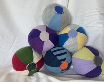 Pelota de playa de cachemira para bebé o perro, juguete de fieltro reciclado hecho a mano.