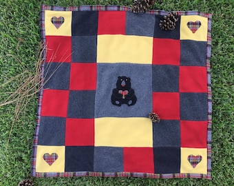Manta de bebé de cachemira con osito de peluche, hecha a mano con forma de corazón y materiales reciclados y reutilizados.