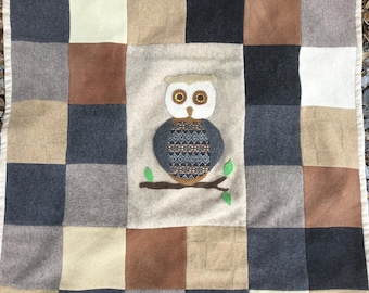 Manta de bebé de cachemira con diseño de búho, estilo bosque, hecha con materiales reciclados y reutilizados, ideal para cuna, cochecito o como regalo para baby shower.