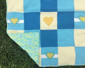 Manta de bebé de cachemira color turquesa y amarillo con corazones y la Torre Eiffel