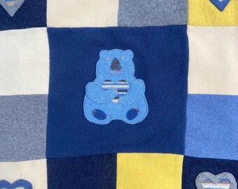 Manta de cachemira azul claro con forma de osito de peluche, hecha a mano con forma de corazón, reciclada y reutilizada.
