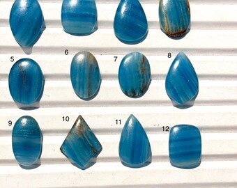 Cabujón de ónix azul natural pulido en forma ovalada, de pera y de corazón para la fabricación de joyas.