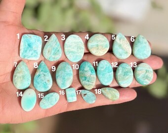 Gema de cristal de aragonita azul natural: piedra mineral de colección con propiedades calmantes.