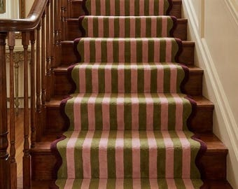 Olijfgroen vloerkleed, gestreept trapkleed, handgemaakte wollen loper, traploper met geschulpte rand, trapkleed in mid-century stijl, halloper, entreeloper