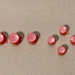 Puede incluir: Un juego de tres tazas de cerámica con un acabado moteado y mate. Las tazas son de color crema, gris claro y gris oscuro. Cada taza tiene un diseño simple y minimalista y un asa redondeada.