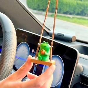 Karikatur-Frosch-Auto-Dekor, reizende Frosch-Figurine, Frauen-Auto-Charme hübsches, Mini-Autoverzierung, Autozubehör, Rückspiegeloberseite, Autospiegel-Aufhänger