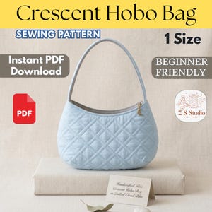 Peut inclure: Un patron de couture pour un sac Crescent Hobo matelassé bleu clair. Le sac a une forme incurvée et une seule poignée. L'image comprend le texte "Sewing Pattern", "Instant PDF Download", "1 Size" et "Beginner Friendly". Une petite carte indique "Handcrafted Mini Crescent Hobo Bag in Quilted Cloud Blue".