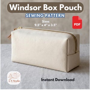 Puede incluir: Taza de cerámica blanca con asa negra y el texto "But first, coffee" en estilo manuscrito. La taza está sobre una superficie blanca. Adecuada para bebidas calientes.