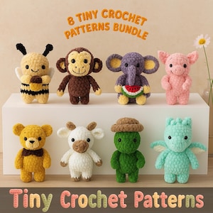 Może przedstawiać: Zestaw ośmiu małych wzorów na szydełku zwierząt, w tym pszczoła, małpa, słoń, świnia, niedźwiedź, krowa, żółw i smok. Obraz zawiera tekst "8 Tiny Crochet Patterns Bundle" i "Tiny Crochet Patterns".