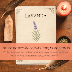 Puede incluir: Un libro de estilo vintage titulado "LAVANDA" con una ilustración de lavanda, rodeado de un cristal, una vela encendida y un pequeño cuenco de hierbas. También se ve el texto "GRIMORIO BOTÁNICO PARA BRUJAS MODERNAS".