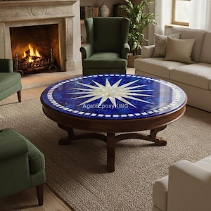 Può includere: Tavolino rotondo con base in legno scuro e piano intarsiato blu e bianco. Il piano presenta un design a stella con un centro bianco e un bordo blu. Il tavolo è in un salotto.