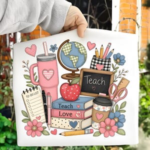 Könnte beinhalten: Eine weiße Tragetasche mit einem Lehrer-Themen-Design. Das Design umfasst einen rosa Becher, einen Globus, Bücher mit den Worten "Teach Love", eine Tafel mit "Teach", Bleistifte und einen Apfel. Die Farbpalette umfasst Rosa, Blau und Grün.