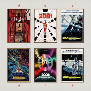 Peut inclure: Six affiches encadrées du film "2001, l'Odyssée de l'espace". Les affiches présentent divers designs, dont un couloir rouge, un astronaute et des visuels sur le thème de l'espace. Chaque affiche comprend le titre du film.