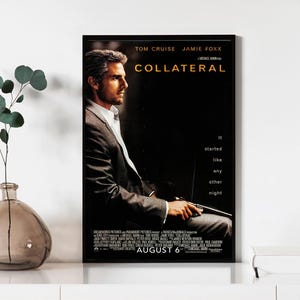 Può includere: Un poster incorniciato del film "Collateral" con Tom Cruise e Jamie Foxx. Il poster ha uno sfondo scuro con il titolo in lettere dorate. È visibile anche il testo "It started like any other night".