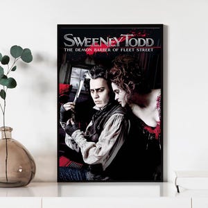 Pode incluir: Um cartaz emoldurado do filme "Sweeney Todd: O Barbeiro Demoníaco da Rua Fleet". O cartaz apresenta uma imagem escura e dramática de duas personagens, com o título em letras brancas e vermelhas. O tema geral é sombrio e gótico.