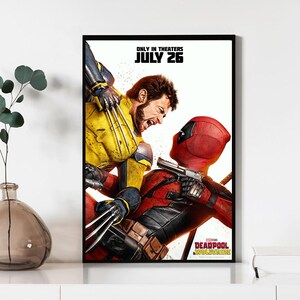 Pode incluir: Um cartaz de filme emoldurado com Wolverine em um traje amarelo e azul lutando contra Deadpool em um traje vermelho. O cartaz inclui o texto "ONLY IN THEATERS JULY 26" e o t&iacute;tulo "DEADPOOL WOLVERINE".